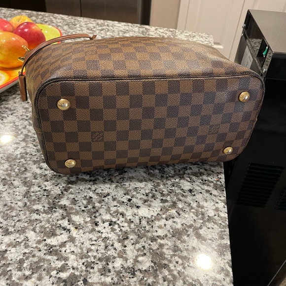 Authentic Louis Vuitton bag. Gently used. In a very great condition with receipt - Picture 9 of 12
